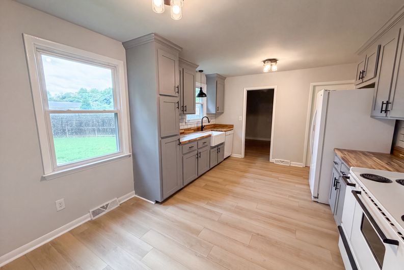Photo 8 of 16 of 1016 Forestview Dr, Colonial Heights, VA