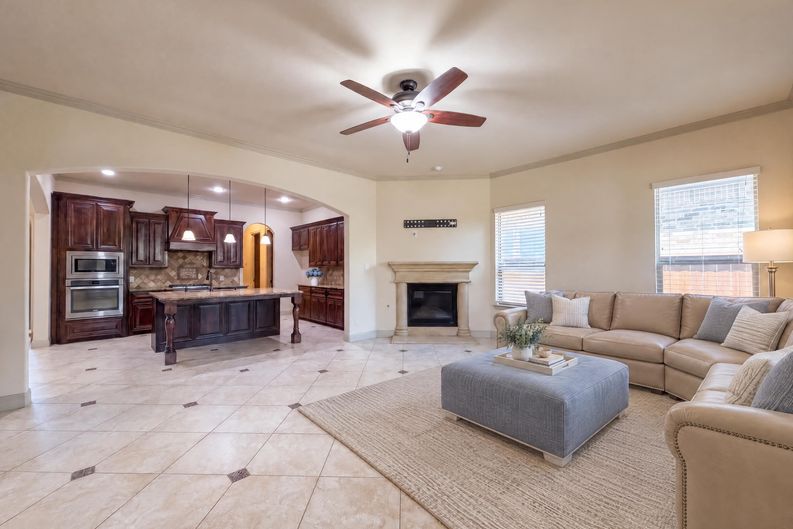 Photo 3 of 34 of 4905 Palm Springs Dr, McKinney, TX