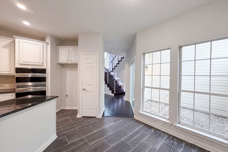 Photo 11 of 27 of 7707 Windmere Ct, Irving, TX
