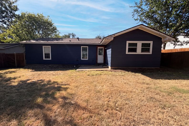 Photo 5 of 17 of 1012 Turner St, Cleburne, TX