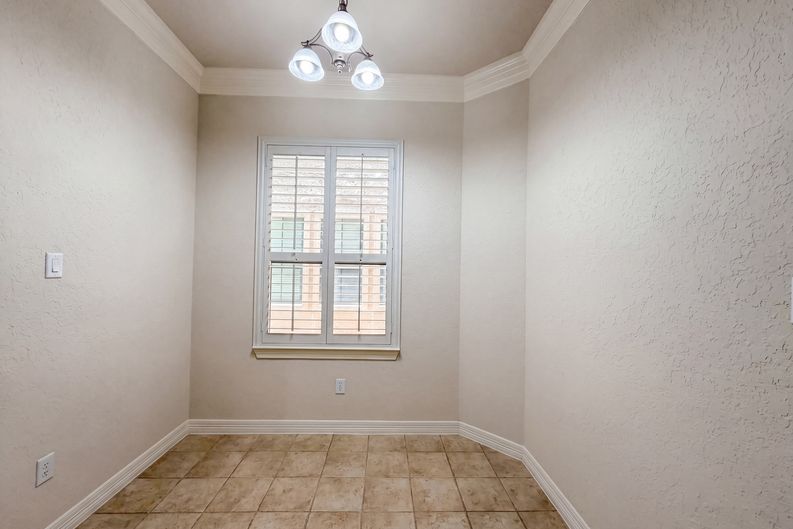 Photo 19 of 21 of 2942 Royal Oaks Crst, Houston, TX