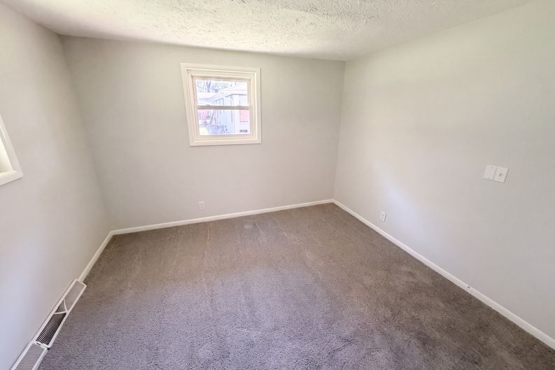 Photo 4 of 19 of 2434 W 67th St, Indianapolis, IN
