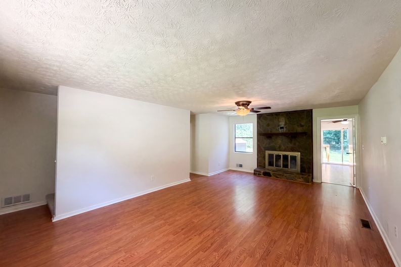 Photo 3 of 27 of 104 Belair Ln, Stockbridge, GA