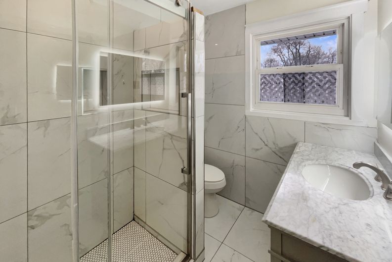 Photo 6 of 17 of 4055 N Grand Ave, Indianapolis, IN