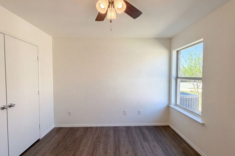 Photo 4 of 19 of 105 Kings Way Dr, Rhome, TX