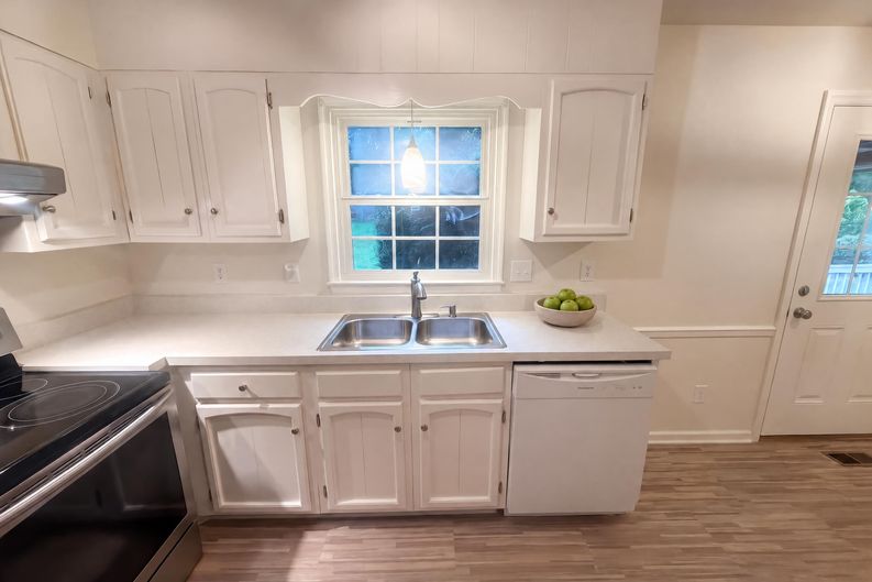 Photo 8 of 32 of 812 Pineburr Rd, Jamestown, NC
