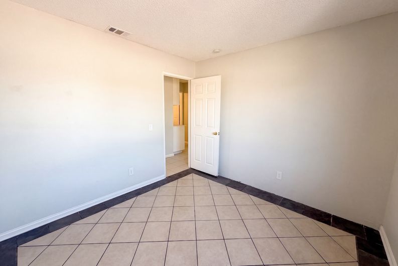 Photo 11 of 18 of 13561 Glacier Cir, Hesperia, CA