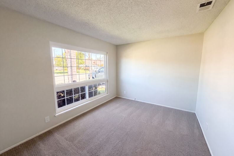 Photo 4 of 26 of 648 Brentwood Ave, Upland, CA