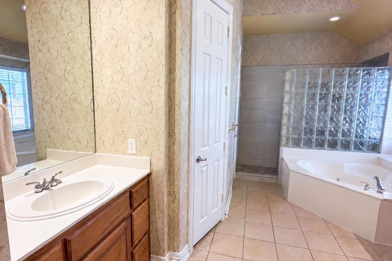 Photo 22 of 42 of 3228 Tearose Dr, Richardson, TX