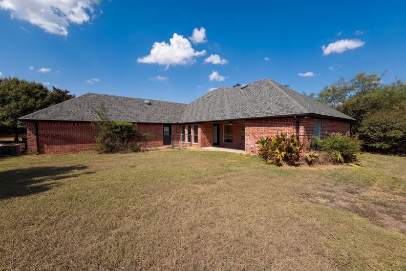 Photo 5 of 22 of 2836 S Lakeview Dr, Cedar Hill, TX