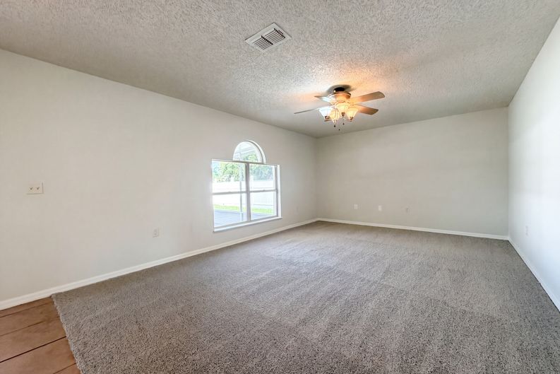Photo 8 of 26 of 2158 Willesdon Dr W, Jacksonville, FL