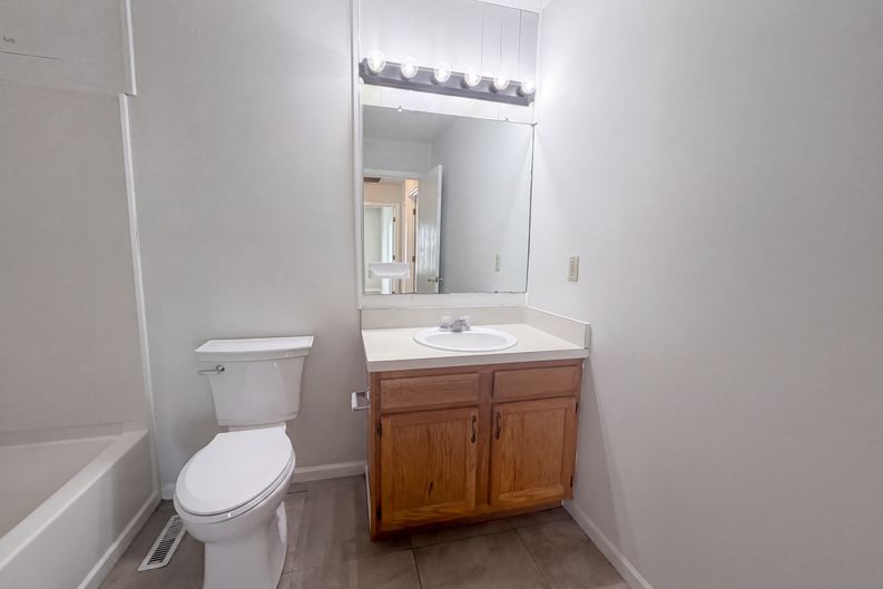 Photo 19 of 32 of 1618 Saddlebrook Dr, Heath, OH
