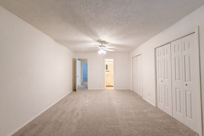 Photo 3 of 17 of 1713 Steinburg Ln, Fort Worth, TX