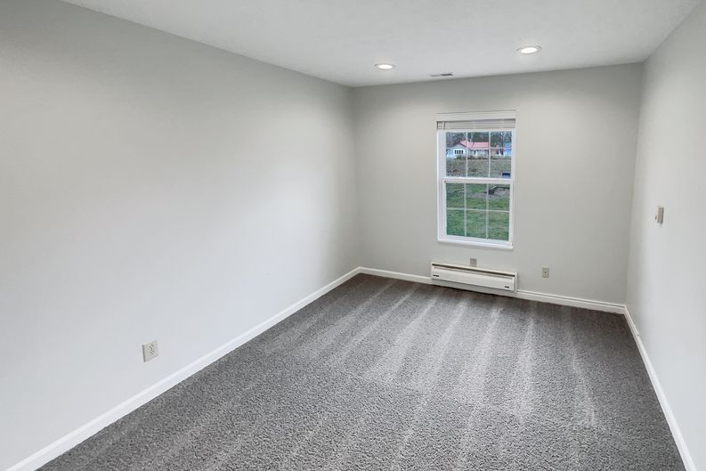 Photo 12 of 24 of 6614 Sparrowood Dr, Indianapolis, IN