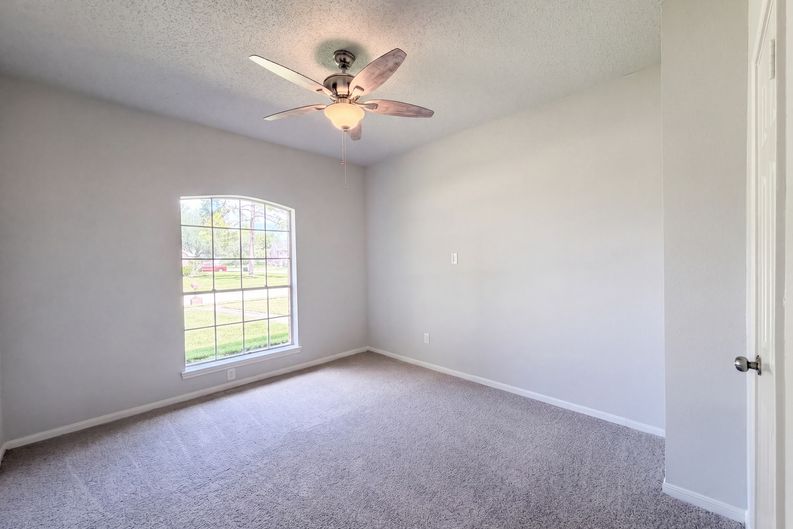 Photo 4 of 23 of 1102 Londonderry Ave, Friendswood, TX