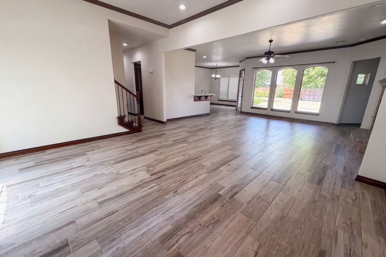 Photo 3 of 25 of 1017 W Camellia Way, Mustang, OK