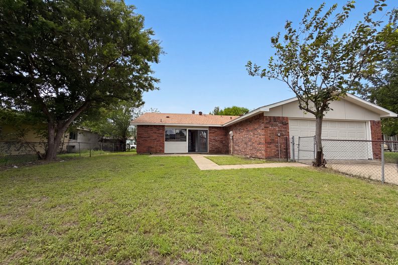 Photo 5 of 19 of 1906 Stockton Trl, Grand Prairie, TX