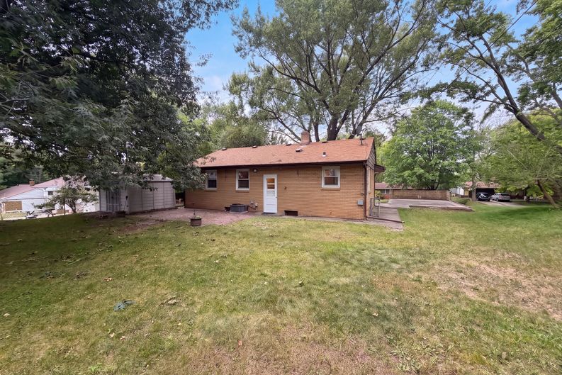 Photo 5 of 22 of 2804 Churchill St, Roseville, MN