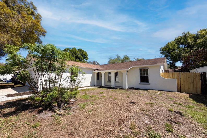 Photo 6 of 24 of 909 Winchester Ct, Brandon, FL