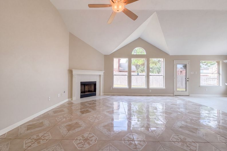 Photo 3 of 19 of 3419 Foursome Ln, Sugar Land, TX
