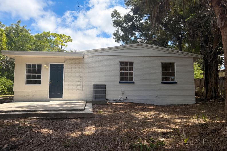 Photo 5 of 21 of 1610 Stevensons Dr, Clearwater, FL
