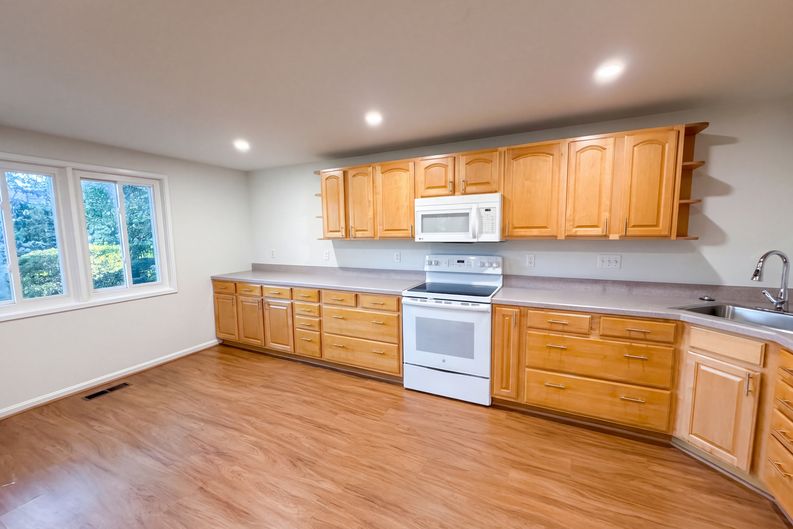 Photo 6 of 22 of 19109 Capehart Dr, Montgomery Village, MD