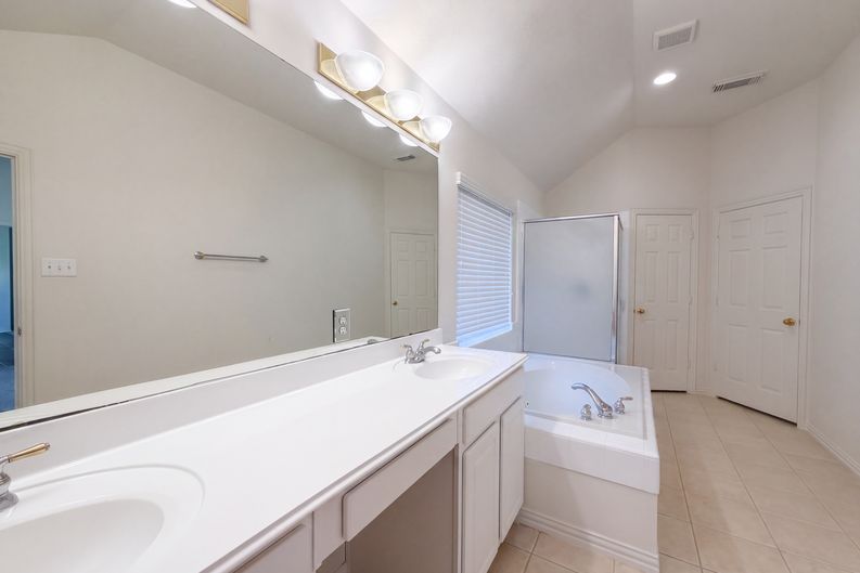 Photo 16 of 24 of 5307 Chatham Hill Ln, Houston, TX