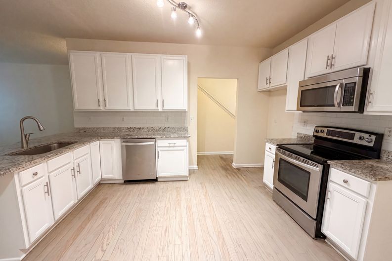 Photo 7 of 18 of 5080 Windsor Forrest Ln, Atlanta, GA