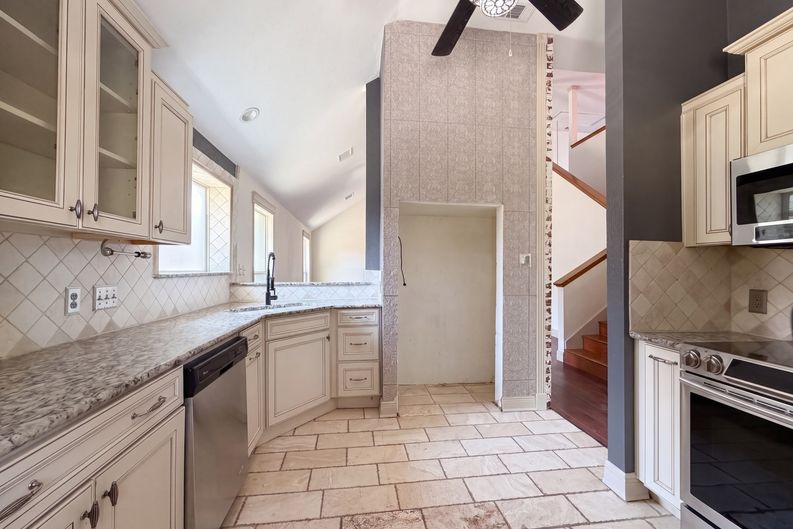 Photo 6 of 22 of 6315 Meadow Glen Dr, Arlington, TX