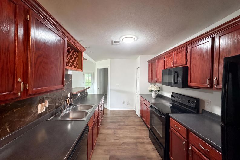 Photo 11 of 17 of 905 S Butler Ter, Harrisonville, MO
