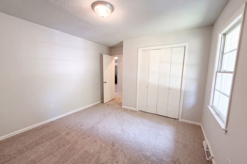Photo 17 of 29 of 404 W Yellow Wood Dr, Simpsonville, SC