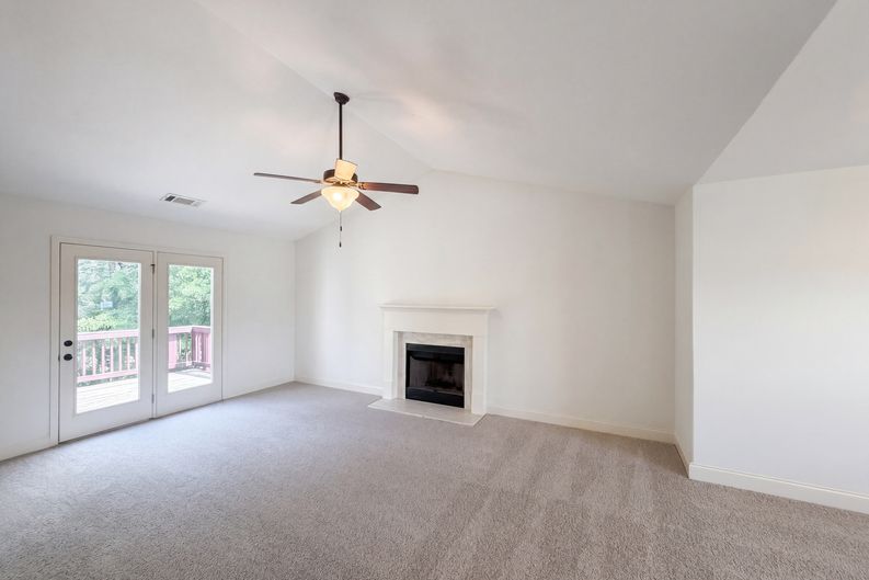 Photo 7 of 28 of 2721 Berkshire Dr, Winder, GA