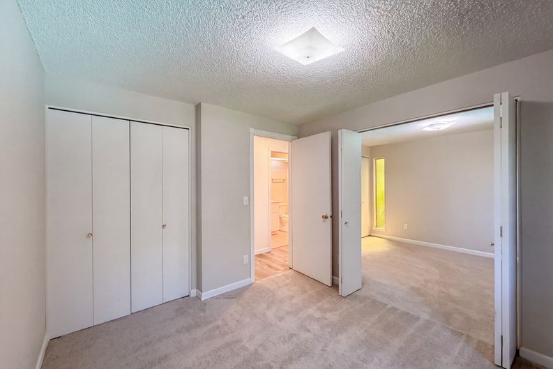 Photo 12 of 24 of 650 SW Meadow Dr, Beaverton, OR