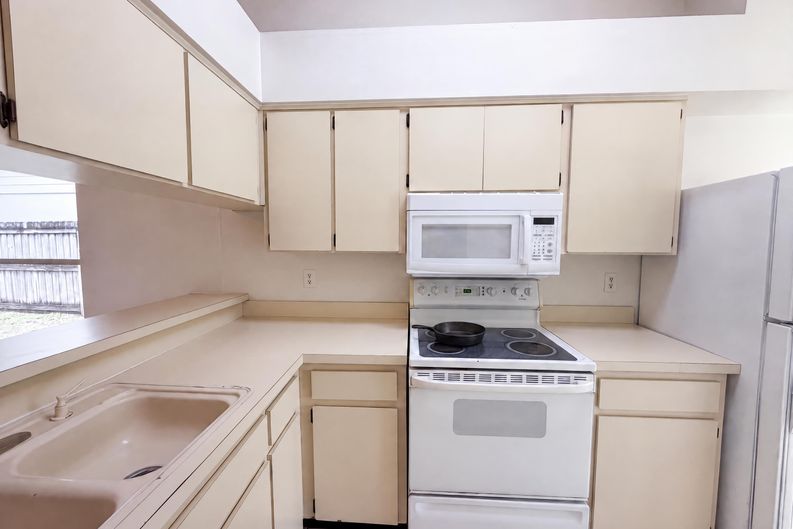 Photo 7 of 18 of 8613 Cottonway Ln, Tampa, FL