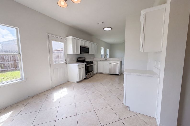 Photo 9 of 21 of 3911 Teal Vista Ct, Fresno, TX