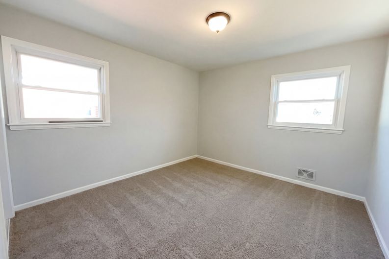 Photo 4 of 19 of 29212 Ursuline St, Saint Clair Shores, MI