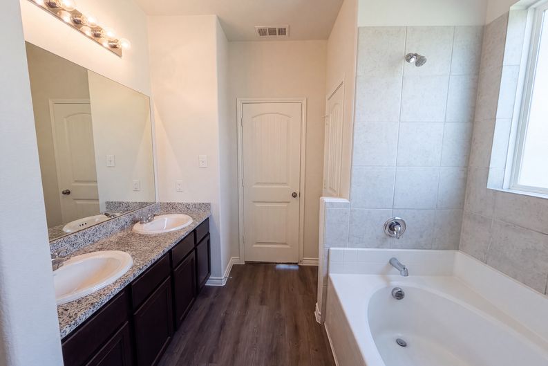 Photo 17 of 21 of 1713 Blue Jay Dr, Ennis, TX