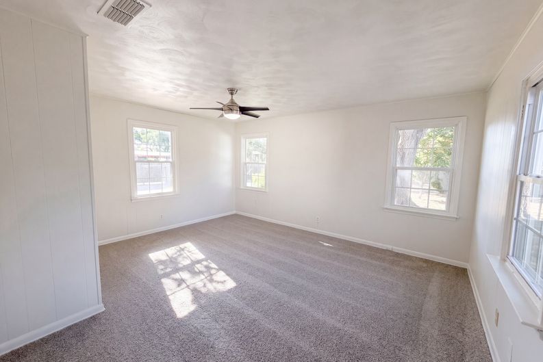Photo 3 of 17 of 3802 Poinsettia Dr, Dallas, TX