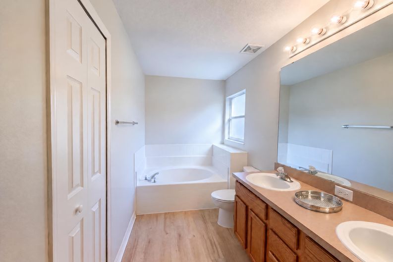 Photo 8 of 18 of 1021 Dekleva Dr, Apopka, FL