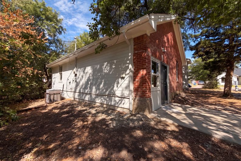 Photo 5 of 17 of 1322 E Waco Ave, Dallas, TX
