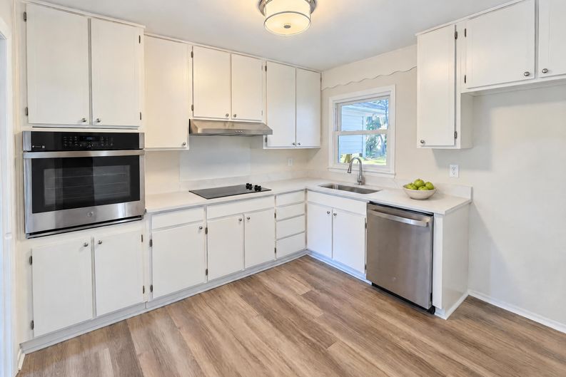 Photo 3 of 19 of 3305 Winchester Dr, Greensboro, NC