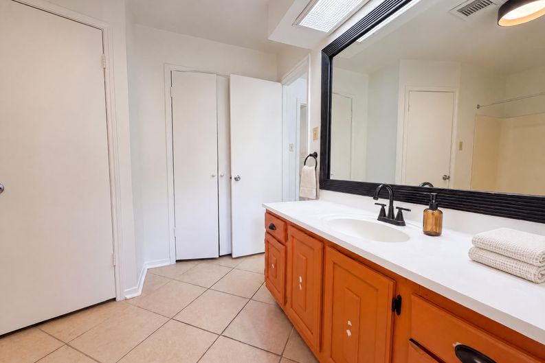 Photo 12 of 21 of 6910 Vialinda Dr, Houston, TX