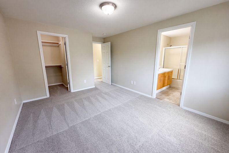 Photo 4 of 18 of 571 SW 207th Ave, Beaverton, OR