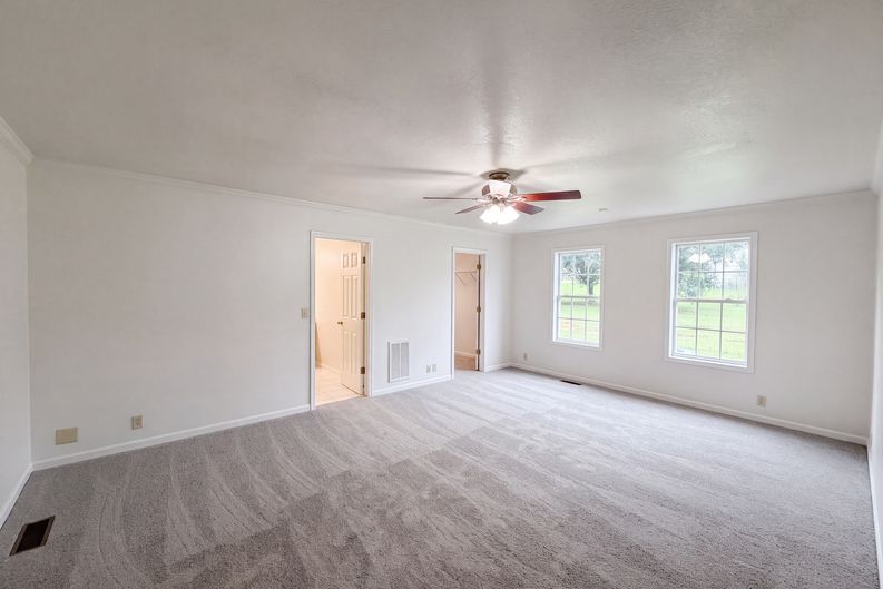Photo 17 of 37 of 3146 Lora Dr, Maryville, TN