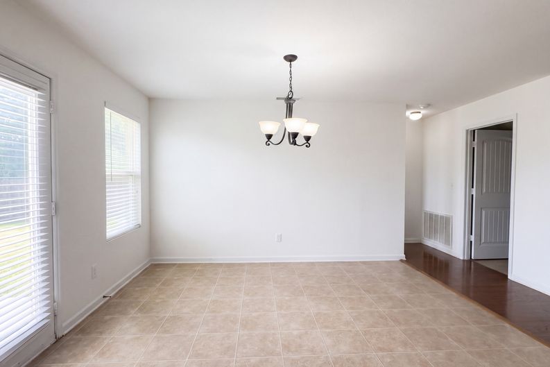 Photo 8 of 26 of 172 Bermuda Lakes Dr, Meridianville, AL