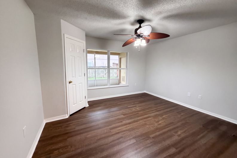 Photo 4 of 34 of 8215 Foxdale Dr, Jacksonville, FL