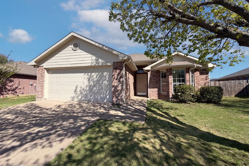 Photo 7 of 19 of 105 Kings Way Dr, Rhome, TX