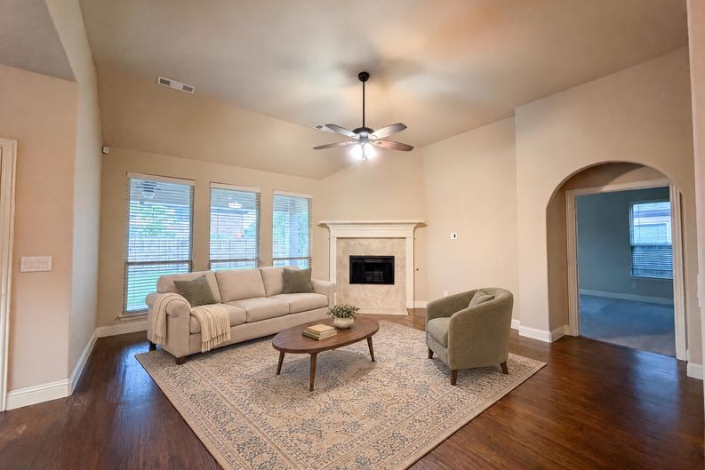 Photo 8 of 34 of 725 Lyndhurst Dr, Anna, TX