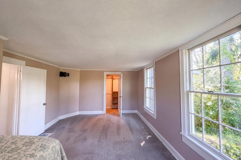 Photo 12 of 31 of 23691 Redfern Rd, Columbia Station, OH