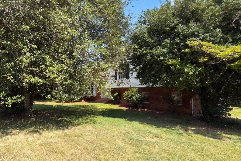 Photo 8 of 41 of 2618 Speas Rd, Winston Salem, NC